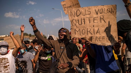 Grèce : affrontements entre migrants et policiers lors d'une manifestation pour de nouveaux abris