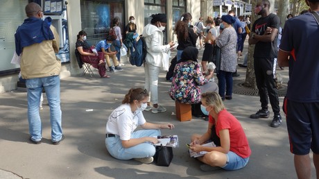 Des personnes attendent de se faire dépister pour le Covid-19 à Paris, le 11 septembre 2020 (image d'illustration).