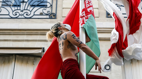 Des militantes Femen s'introduisent dans l'enceinte de l'ambassade biélorusse à Paris (VIDEO)