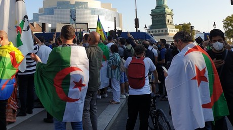 «Système dégage» : des manifestants pro-Hirak battent le pavé à Paris (IMAGES)