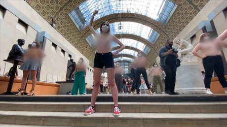 «L'obscénité est dans vos yeux !» : flashmob des Femen au musée d'Orsay contre la discrimination
