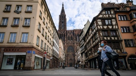 Passants masqués à Strasbourg en mars dernier (image d'illustration).