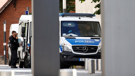 La police encadre l'entrée de l'hôpital de la Charité, à Berlin.