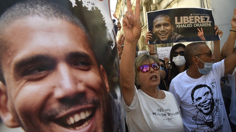 Le portrait du journaliste Khaled Drareni brandi lors d'une manifestation pour sa libération à Alger le 31 août 2020. (Image d'illustration)