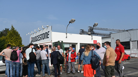 Des salariés de l'usine du fabricant de pneumatiques japonais Bridgestone à Béthune se rassemblent dans la cour, le 16 septembre 2020, après l'annonce de la fermeture du site.