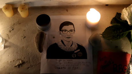 Bougies allumées à Washington en hommage à Ruth Bader Ginsburg, juge à la Cour suprême américaine décédée le 18 septembre.