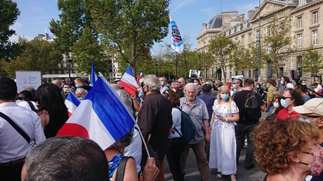Paris : des manifestants commémorent la Première République et revendiquent la laïcité (IMAGES)