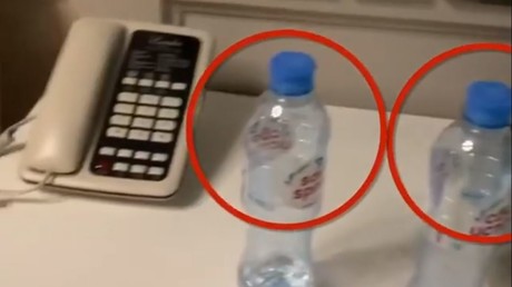 Capture d'écran d'une vidéo publiée le 17 septembre 2020 sur le compte Instagram d'Alexeï Navalny, censée montrer des bouteilles avec des traces de Novitchok.