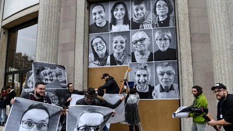 Des participants de la 6e Convention citoyenne pour le climat collent des portraits réalisés par l'artiste français JR, le 5 mars 2020, devant le Conseil économique, social et environnemental de France (CESE), à Paris (illustration).