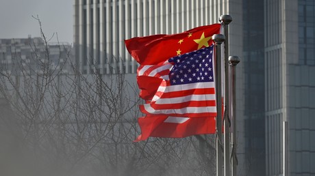 Drapeaux des Etats-Unis et de la Chine (image d'illustration)