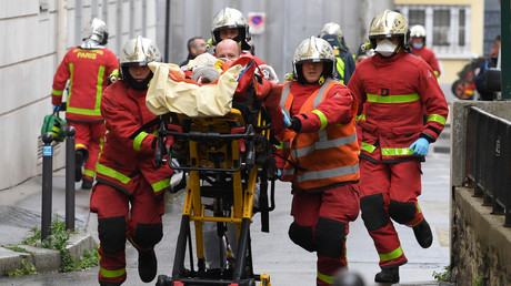 Les pompiers interviennent après une attaque à l'arme blanche à Paris, près des anciens locaux de Charlie Hebdo.