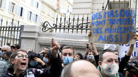 Des propriétaires de bars et de restaurants manifestent devant le tribunal de commerce de Marseille, le 25 septembre 2020.