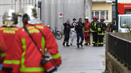 Les pompiers transportent une personne blessée dans une ambulance près des anciens bureaux du magazine Charlie Hebdo à la suite d'une attaque au hachoir à Paris, le 25 septembre 2020.
