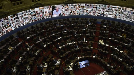 Un député argentin suspendu pour avoir embrassé le sein de sa femme en visioconférence