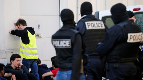 Des policiers français arrêtent des manifestants portant des gilets jaunes à Bordeaux, le 30 mars 2019 (image d'illustration).