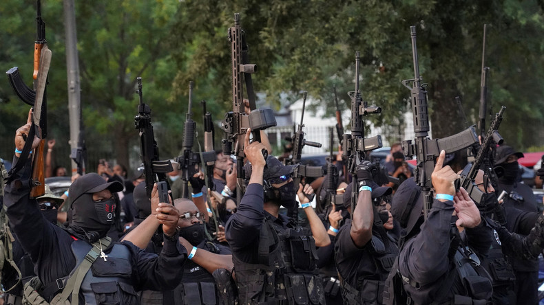 Etats-Unis : un groupe paramilitaire d'Afro-américains lourdement armés défile en Louisiane