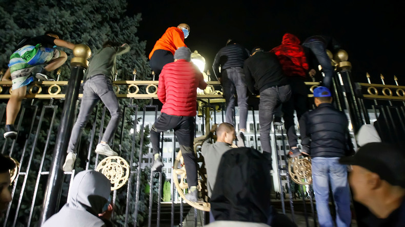 Kirghizstan : le siège du gouvernement en feu, des manifestants libèrent l'ancien président