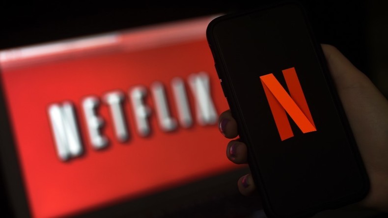 «Exhibition obscène» : Netflix poursuivi au Texas pour une affiche de film sexualisant des mineures
