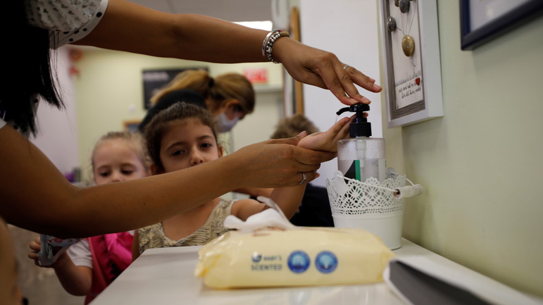 Le Covid-19 survit cinq fois plus longtemps que la grippe sur la peau, selon des chercheurs nippons