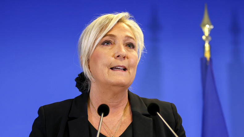 Meurtre de Samuel Paty : Marine Le Pen exige une «législation de guerre» contre l'islamisme