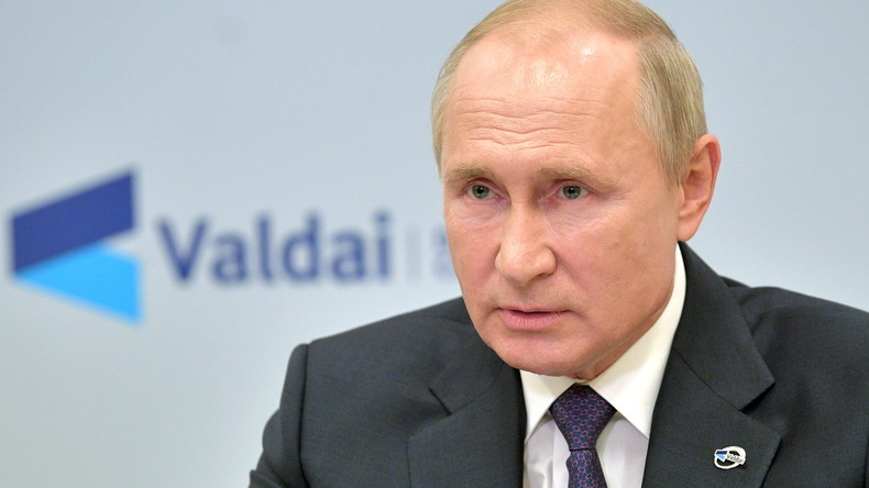 Vladimir Poutine explique avoir lui-même autorisé le transfert d'Alexeï Navalny en Allemagne