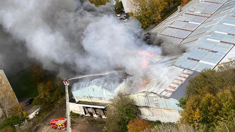 Important incendie dans un entrepôt désaffecté du Havre : intervention d'une centaine de pompiers