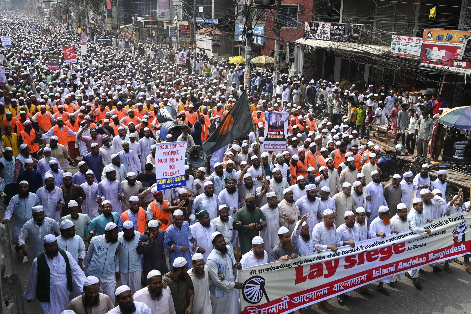 40 000 manifestants, une effigie brûlée : marche géante au Bangladesh contre les propos de Macron