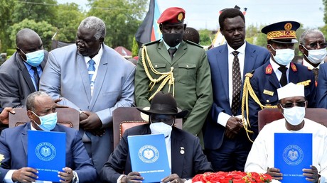 Le chef du Conseil souverain, Abdel Fattah al-Burhan, le président sud-soudanais Salva Kiir et le président tchadien Idriss Deby, à la signature d'un accord de paix entre le gouvernement de transition et les groupes rebelles pour mettre fin à la guerre au Soudan, à Juba, au Soudan du Sud, 3 octobre.