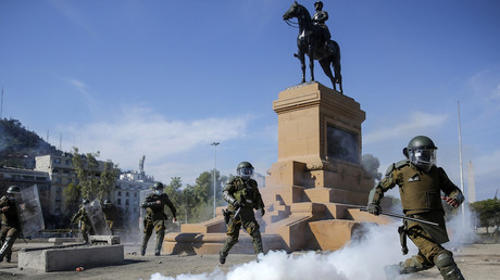 Affrontements entre manifestants et policiers durant une manifestation contre les violences policières au Chili après la chute du jeune homme du haut d'un pont, le 3 octobre 2020.
