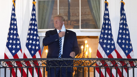 Donald Trump a son retour de l'hôpital militaire Walter Reed,  sur une terrasse de la Maison Blanche, à Washington DC.