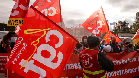 Des centaines de personnes devant le siège du groupe Auchan contre les «plans sociaux en cascade»