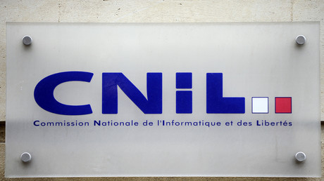 La plaque apposée à l'entrée du siège de la CNIL à Paris, en 2013.