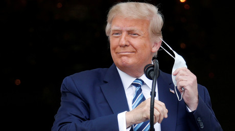 Le président américain Donald Trump enlève son masque sur un balcon de la Maison-Blanche pour son allocution du 10 octobre 2020 (image d'illustration).