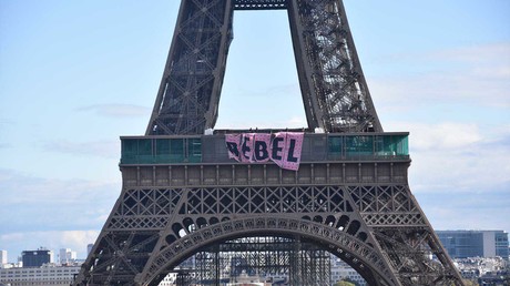 Des militants d'Extinction Rebellion déploient une banderole sur la tour Eiffel (IMAGES)