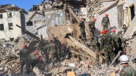 Secours près d'habitations détruites à Gandja en Azerbaïdjan le 11 octobre.