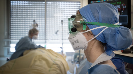 Des médecins soignent un patient atteint du covid-19 à l'hôpital Lariboisière à Paris le 27 avril 2020 (image d'illustration).
