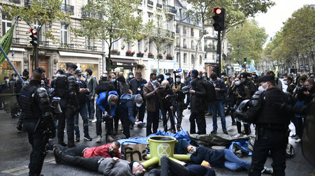 Extinction Rebellion bloque une rue devant le ministère de l'Environnement
