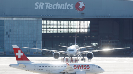 Un Airbus A220 (arrière-plan) et un Boeing 777-300ER de Swiss Airlines, le 16 octobre 2019 sur le tarmac de l'aéroport de Zurich en Suisse (illustration).