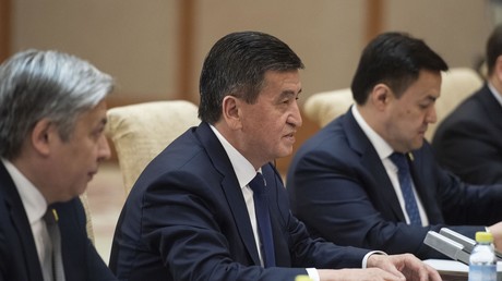 Le president Sooronbai Jeenbekov lors d'une réunion avec des officiels chinois (image d'illustration).