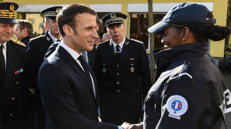 Emmanuel Macron à la rencontre des policiers lors d'un déplacement à Mulhouse le 28 février 2020 (image d'illustration).