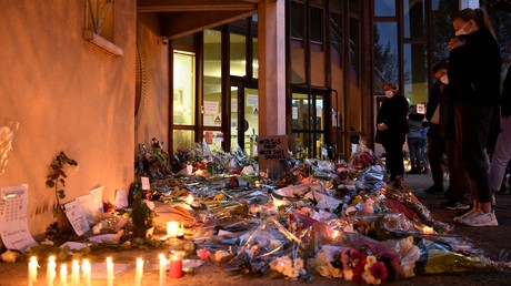 A l'entrée du collège de Conflans-Sainte-Honorine, le 17 octobre, des dizaines de fleurs et de bougies rendent hommage au professeur tué par un islamiste.