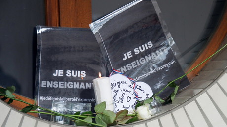 De nombreux citoyens ont rendu hommage à l'enseignant devant le collège de Conflans-Sainte-Honorine, le 17 octobre (image d'illustration).