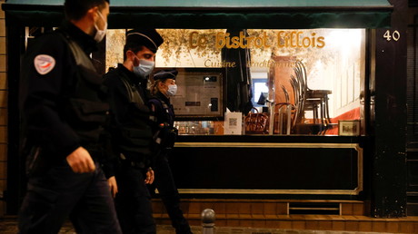 La Police française veille sur l'application du couvre-feu à Lille