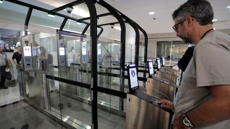 Un homme s'apprête à entrer dans un sas disposant d'un système de reconnaissance faciale, le 16 juillet 2018, à l'aéroport de Nice (image d'illustration).