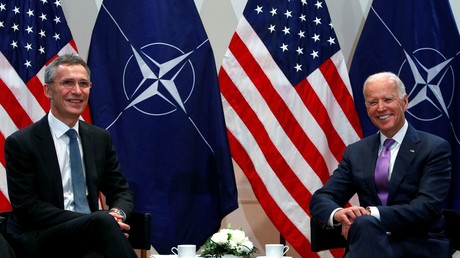 Le vice-président américain Joe Biden, désormais candidat démocrate à la présidentielle, rencontre le secrétaire général de l'OTAN Jens Stoltenberg lors de la 51e Conférence de Munich sur la sécurité, à Munich le 7 février 2015 (image d'illustration).