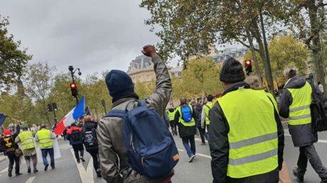 Des Gilets jaunes défilant à l'entrée de la place de la République le 24 octobre 2020.