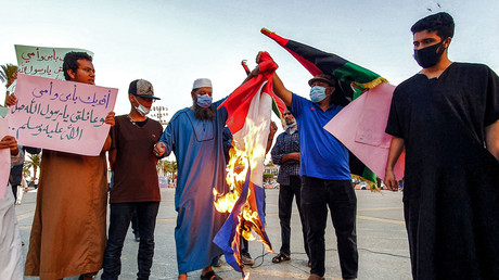 Un drapeau français brulé par des manifestants en Libye.