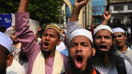 A Dacca (Bangladesh) le 27 octobre 2020, des militants et partisans de l'Islami Andolan Bangladesh crient des slogans hostiles à Emmanuel Macron à la suite de sa prise de position concernant sur les caricatures du prophète Mohammed.