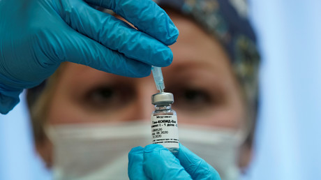Une infirmière prépare le vaccin Spoutnik V dans une clinique à Moscou.