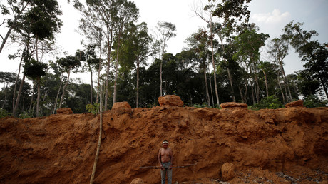 Des membres de la tribu Mura montrent une zone déboisée sur leurs terres, à l'intérieur de la forêt amazonienne dans l’Etat d'Amazonas, au Brésil, le 20 août 2019 (illustration).